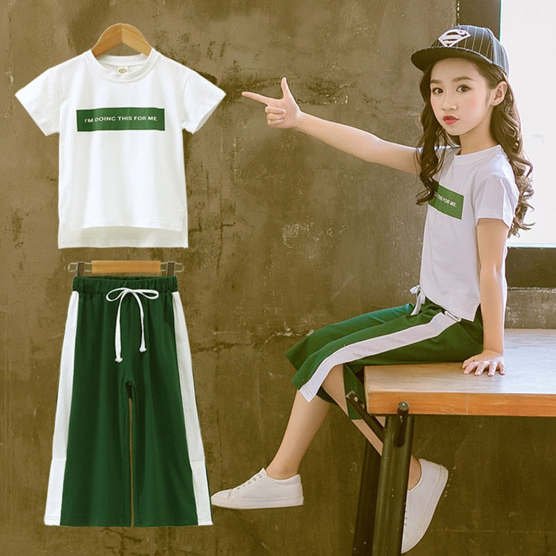 Girls' summer clothing set, featuring a short sleeve t-shirt and stylish pants