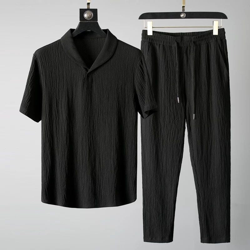 Light and breathable pleated casual sports suit for men, featuring a fashionable lapel design with short sleeves and trousers in a two-piece set.