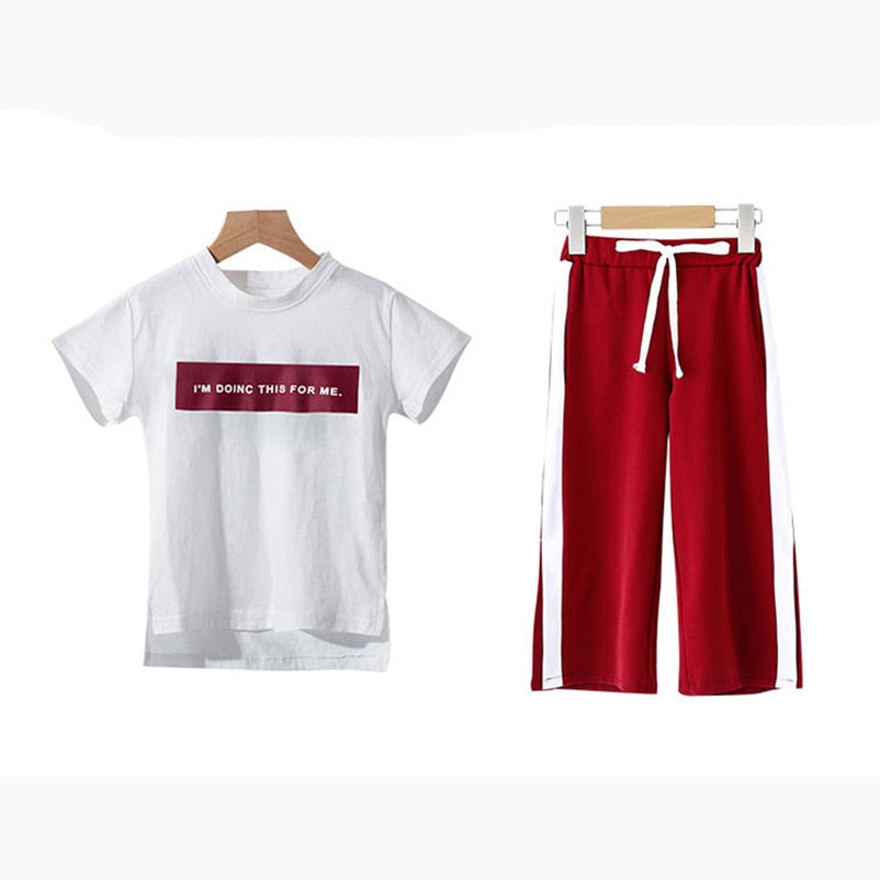 Girls' summer clothing set, featuring a short sleeve t-shirt and stylish pants